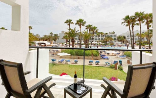 Deluxe Pool View Room